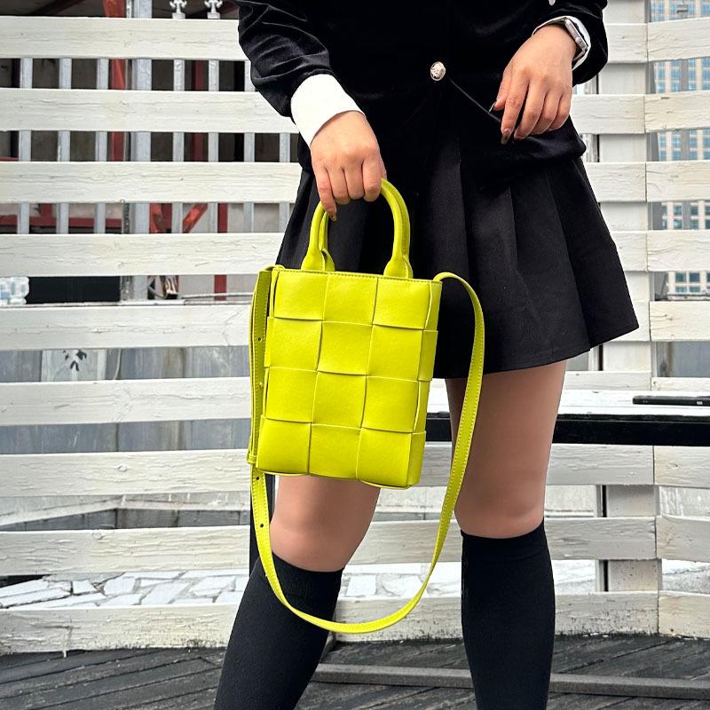 

Двухслойная плетеная сумка из коровьей кожи: Модная сумка-мессенджер для ношения на плече и в руке 17x22x6 cm