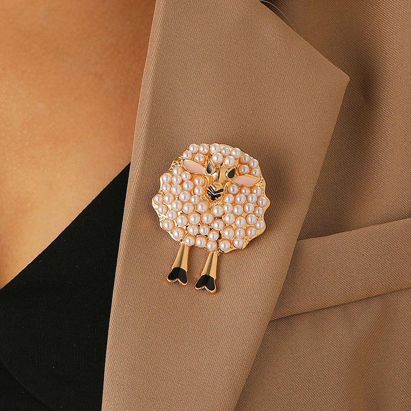 Elegant Sheep Goat Shaped Brooch Rhinestone Pearls Lapel Pin Animal Brooch Perfect For Daily Wear Party Dresses