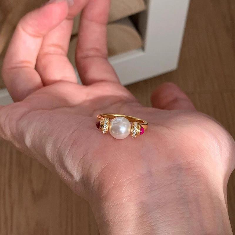 Chic Adjustable Geometric Design Ring For Women Featuring Shimmering Crown And Pearl Accents