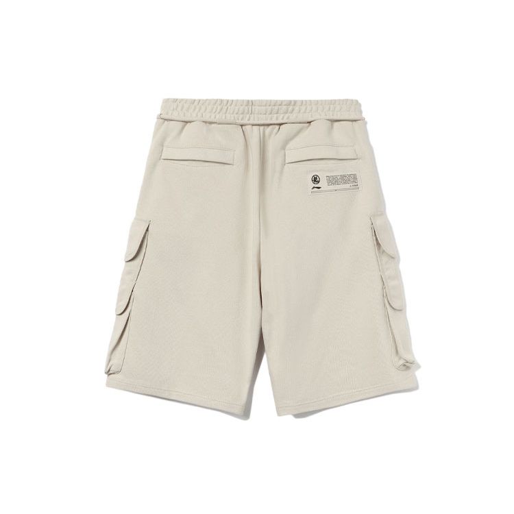 Li Ning X Jackie Chan Kollaboration Sport Lifestyle Serie Mehrere Taschen Einfarbige Lockere Sportshorts Herrenshorts Haferflocken-Grau AKSR685-2