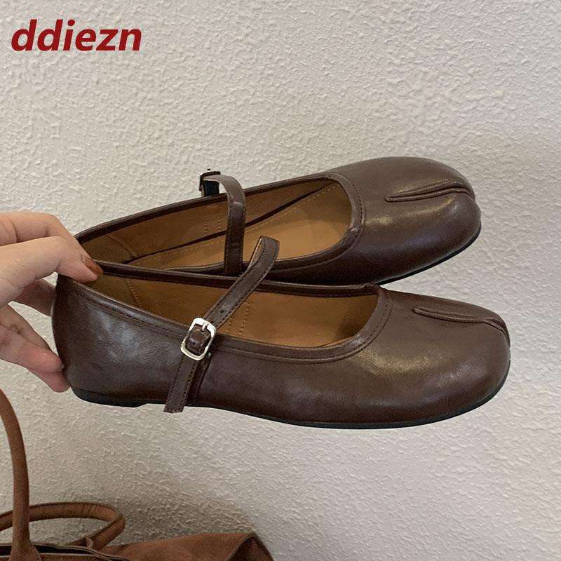 Fashion 2025 New Fashion Buckle Strap Women Mary Janes Lolita Flats Shoes Female Strange Toe Footwear Shallow Ladies Flats With Shoes