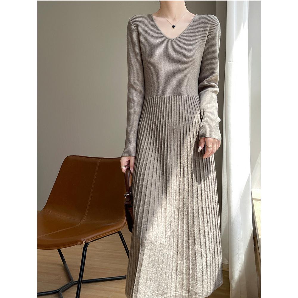 V-neck base knitted dress, new in autumn and winter, elegant temperament, high-end feeling, waist long a-word sweater skirt