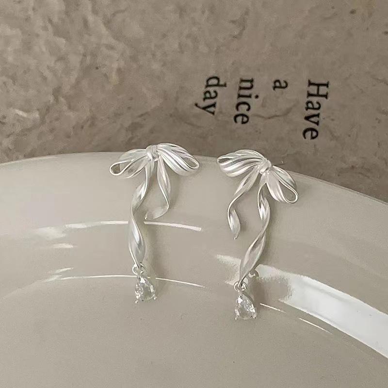 

Элегантные женские серьги-бантики из циркония — шикарный, высококлассный дизайн