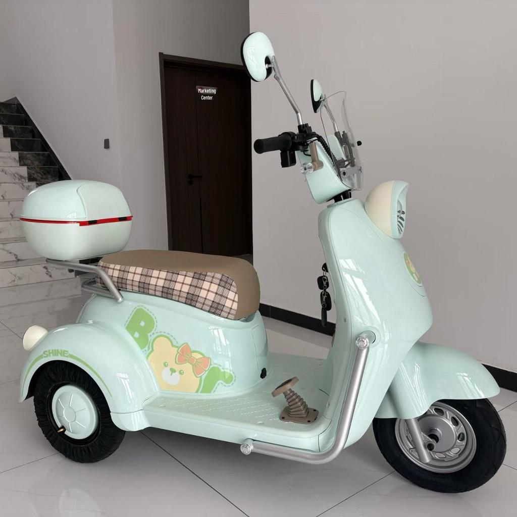 Long-Range Electric Scooter Tricycle for Commuting and Transport