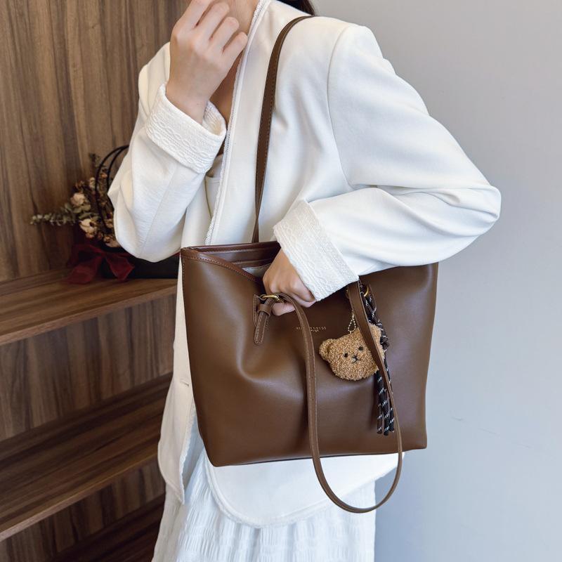 Retro large-capacity bag women's 2026 new fashion niche tote bag shoulder armpit bag