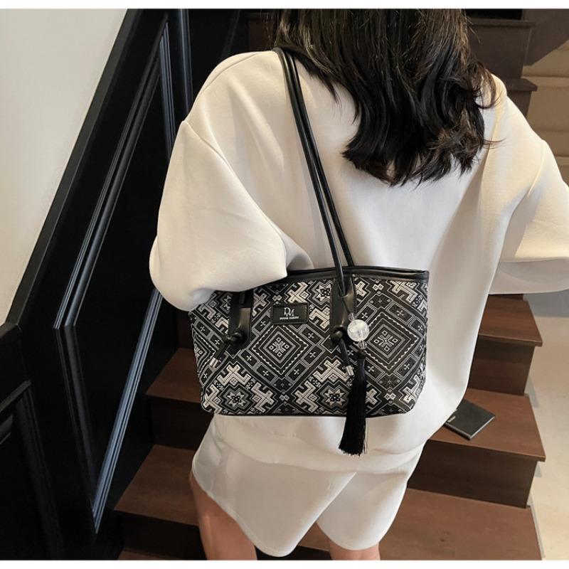 Niche Personalized Bag Women's Bag Large Capacity Armpit Bag New Fashion Simple Texture Women's Shoulder Bag
