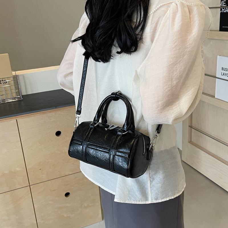 Fashion Hand-held Bowling Bag Women's 2025 Winter New Simple Pleated Shoulder Bag Niche Trend Messenger Women's Bag