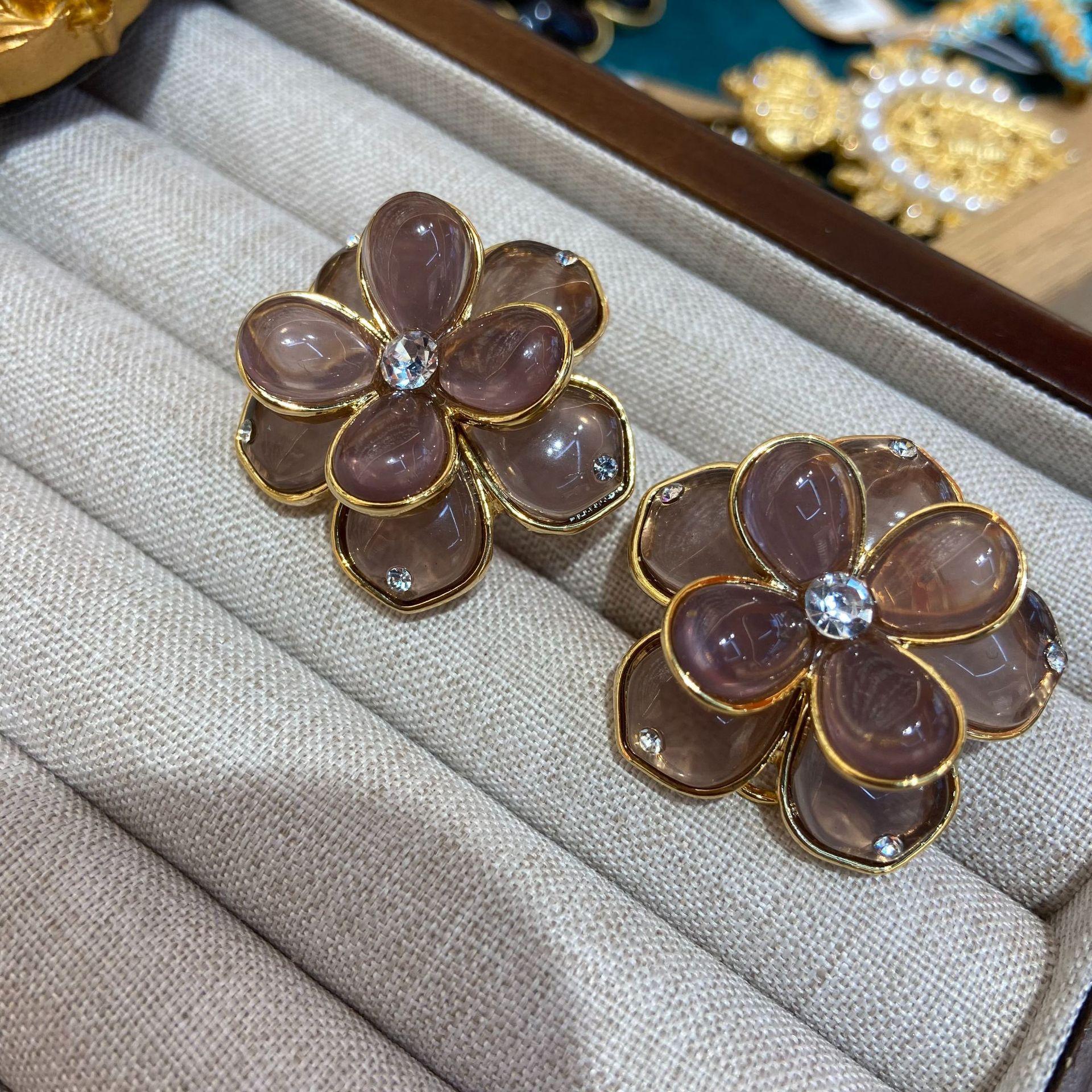 

Серьги-гвоздики в форме цветка из настоящего золота 18 карат с покрытием из смолы и глазури светло-фиолетового цвета с бриллиантами, серьги-иглы из серебра 925 пробы в стиле ретро