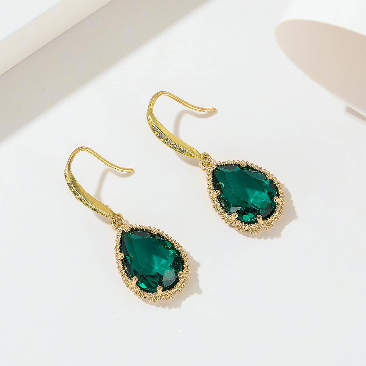 

Блискучі овальні сережки з цирконами SODROV