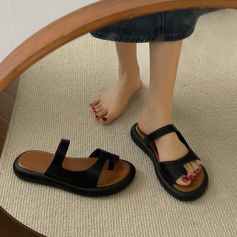

Set of toe cool slippers for women to wear in summer 2024 new flat-bottomed fairy style retro one-word drag non-slip beach slippers 35