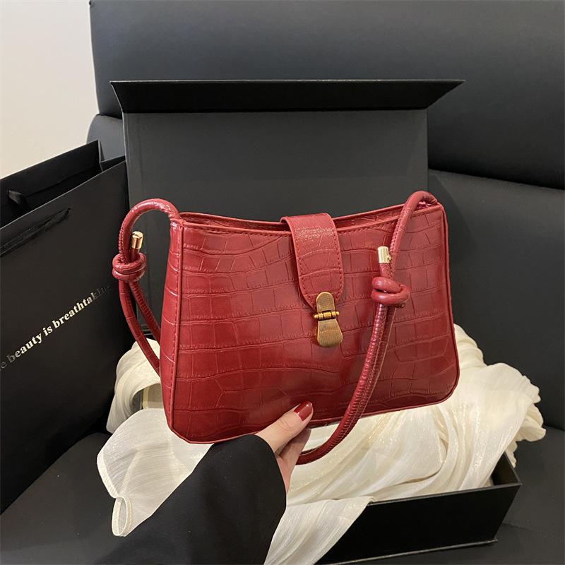 

Summer new fashion simple atmosphere versatile commuter shoulder messenger bag retro solid color armpit bag червоний