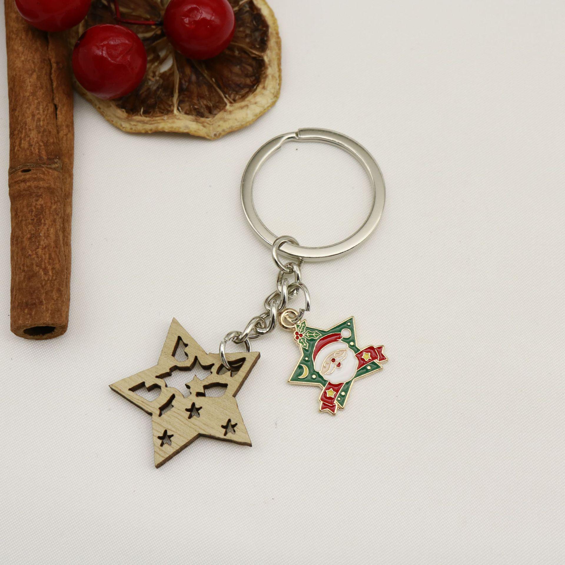 Graffiti Wooden Keychain: Creative Gift Pendant with Mom Lettering, European & American Style