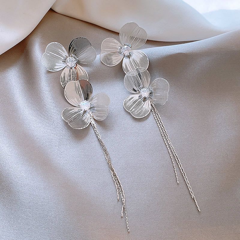 

Accessible Luxury Gold Tassel Earrings for Women Niche Style Unique Flower Silver Flower tassels