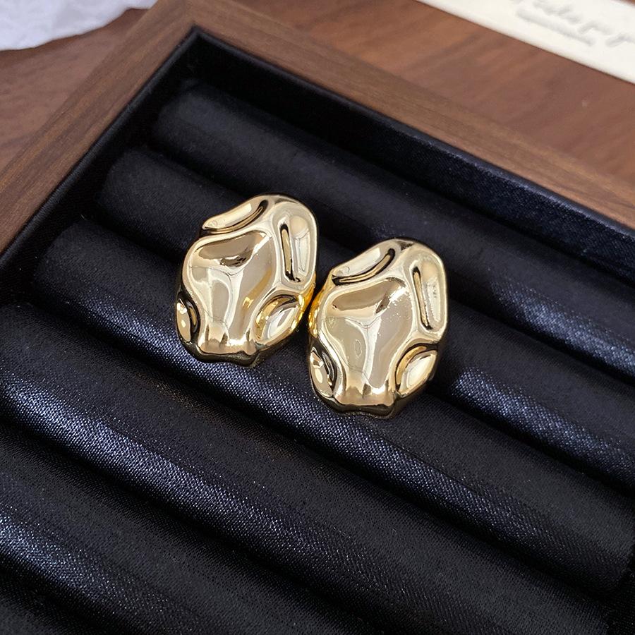 

Steel needle acrylic square pleated stud earrings are cold, fashionable and versatile earrings, light luxury and high-end earrings for women