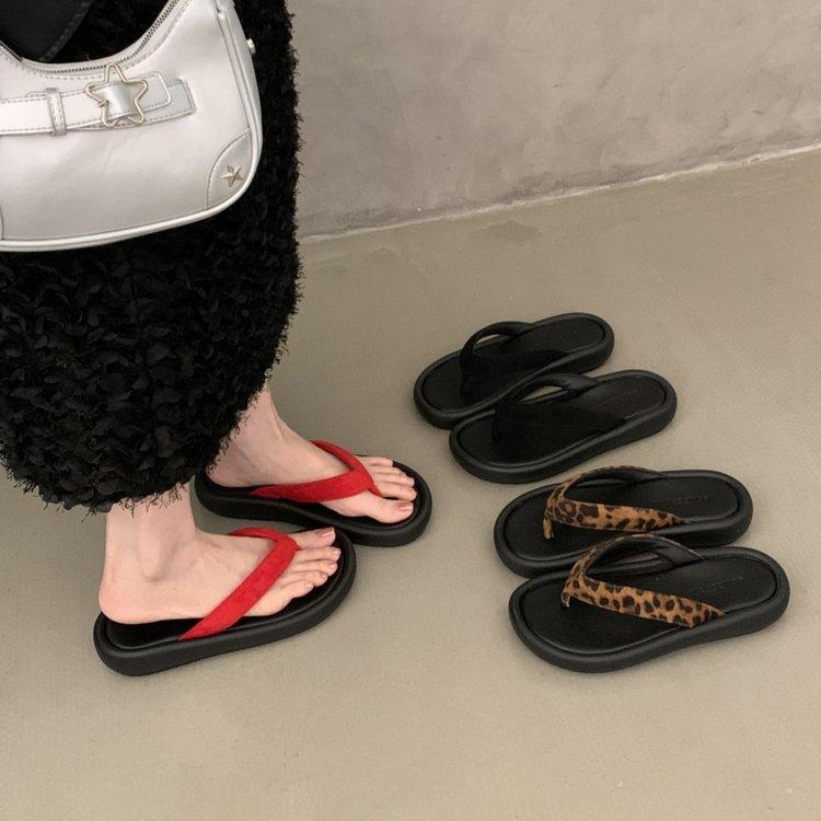 Thick-soled flip-flops women's summer outer wear 2025 new fashion high-end non-slip seaside beach cool slippers
