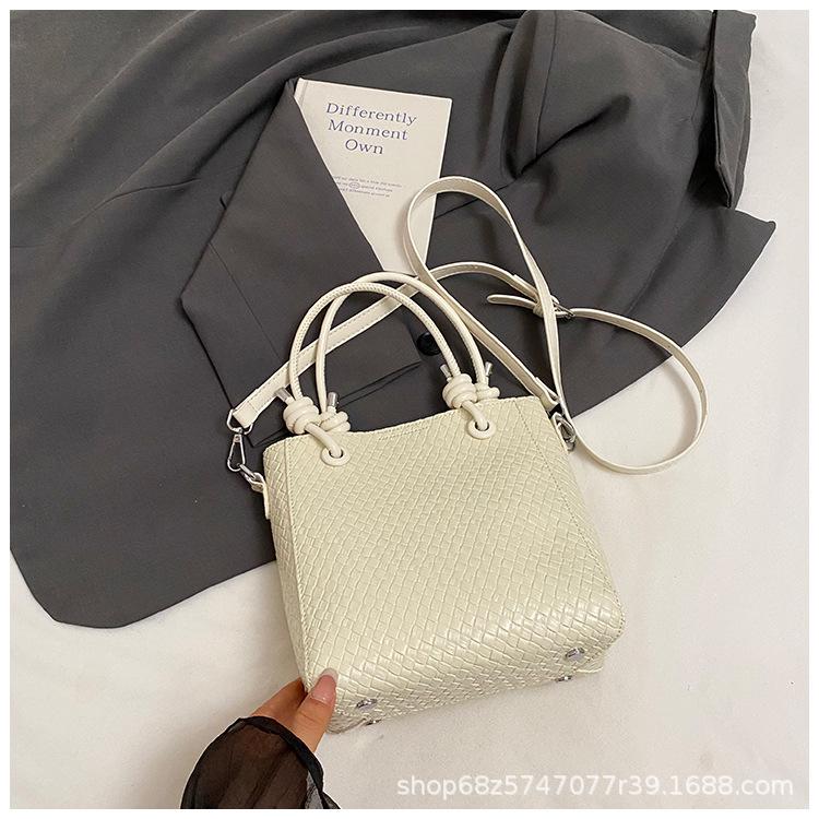 

Niche simple hand-held bucket bag 2025 summer new Korean version of fashionable foreign style woven pattern one-shoulder crossbody bag белый