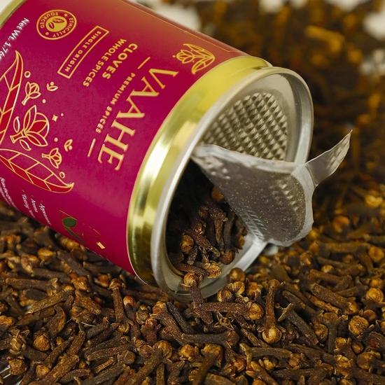 Clous de girofle entiers de qualité supérieure VAAHE (Laung) | Origine unique (Kerala) | Fraîchement emballé | 100 % pur et naturel | Boîte métallique de qualité supérieure (50 g)