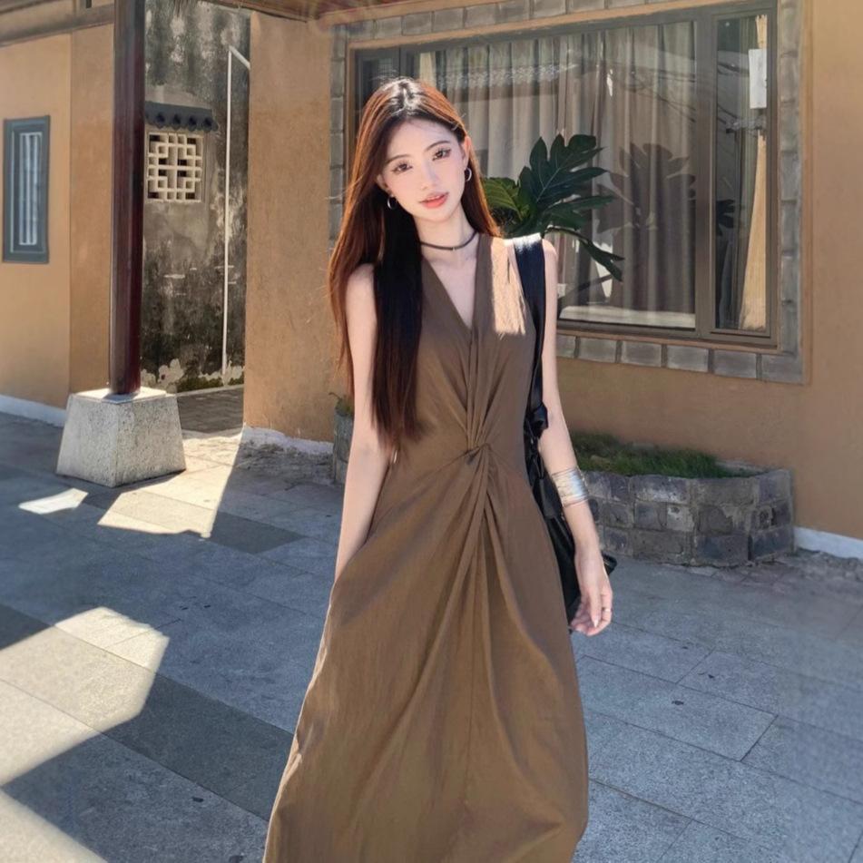 

High-end temperament V-neck sleeveless dress for women s summer new waist and thin imperial sister sexy long skirt S коричневый