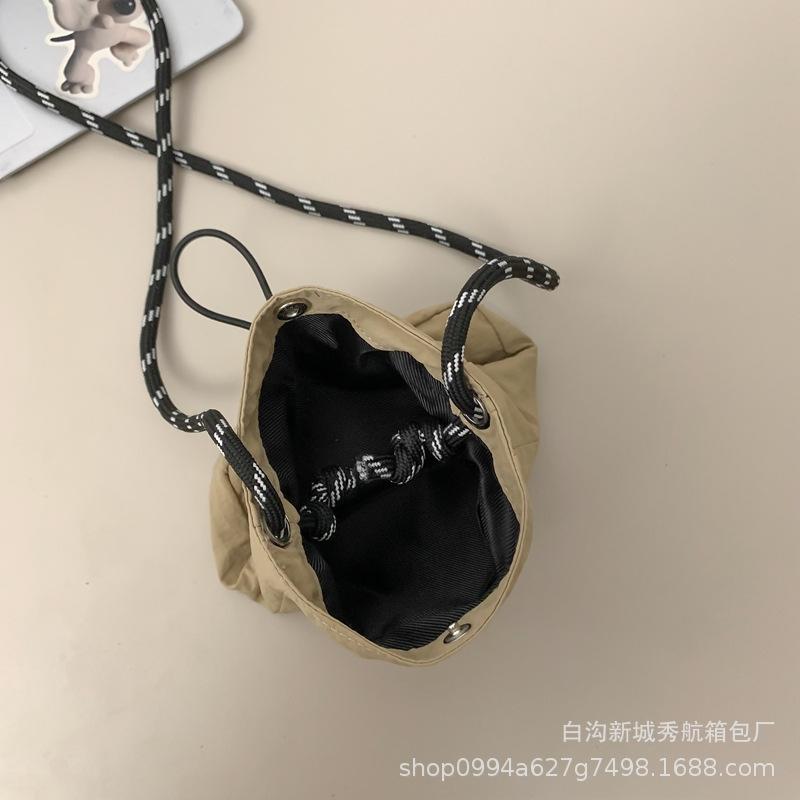 Literarische und künstlerische Umhängetasche, kleine Tasche mit Kordelzug, Nischen-High-End-Feeling, leichte Handy-Nylontasche für Damen