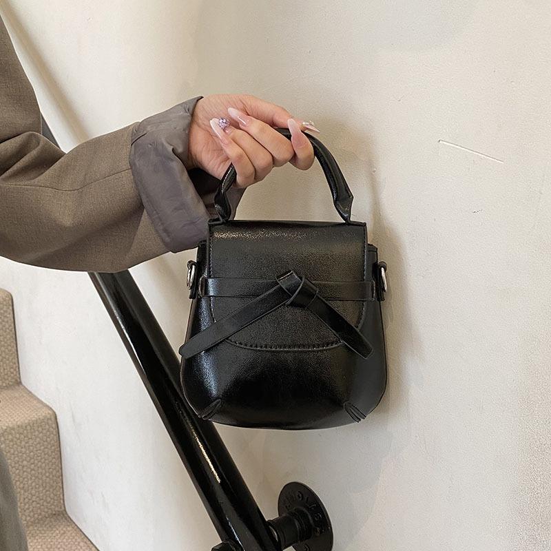 

High-end hand carry small square bag, new spring and summer niche fashion simple shoulder messenger mobile phone bag чорний