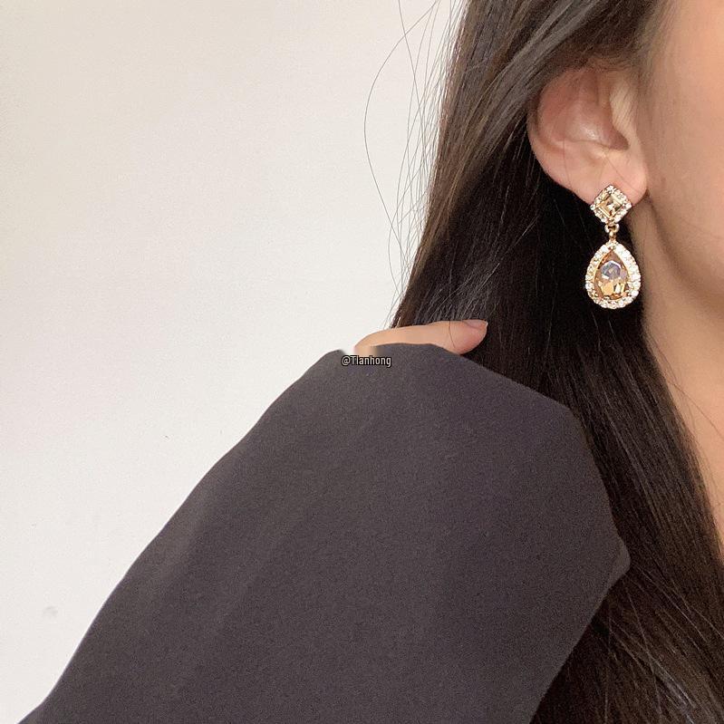 Boucles d'oreilles pendantes en strass super brillantes: Pendantes coréennes polyvalentes avec une touche européenne/américaine - Boucles d'oreilles à clous et clips pour femmes