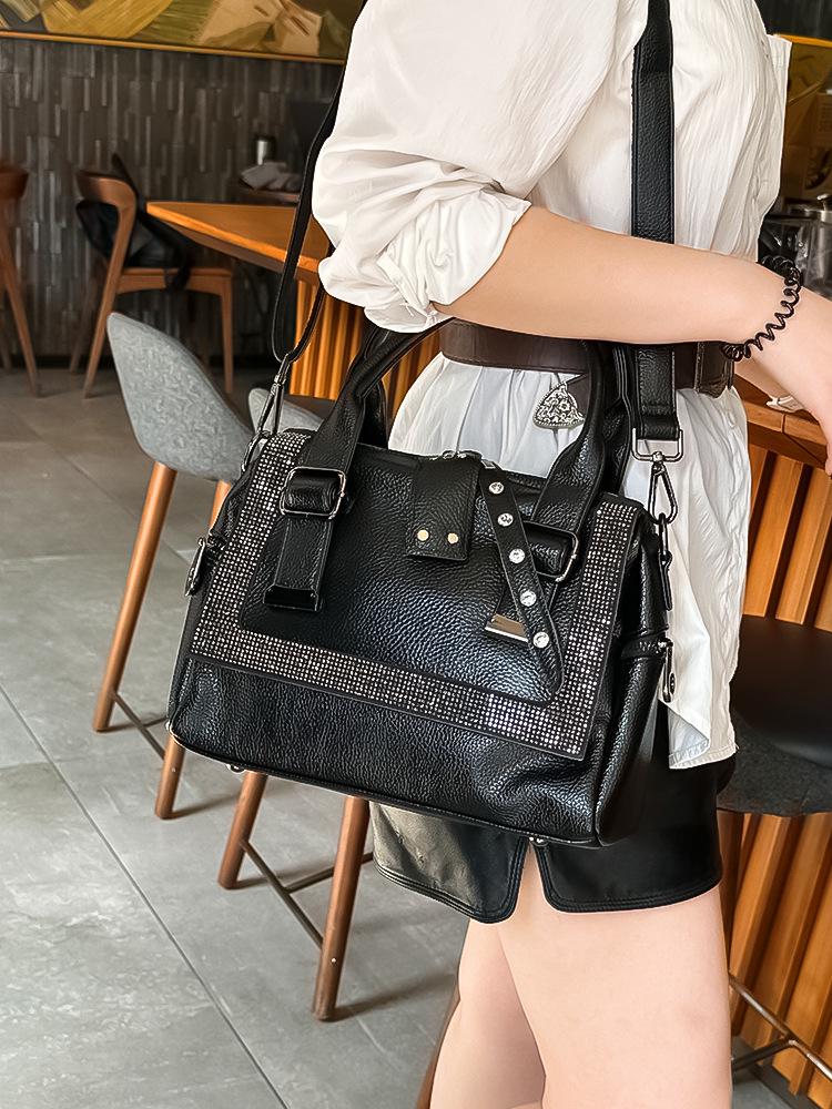 

Модная женская сумка из мягкой кожи на осень 2025 года: Сумка через плечо/кроссбоди большой вместимости чёрный