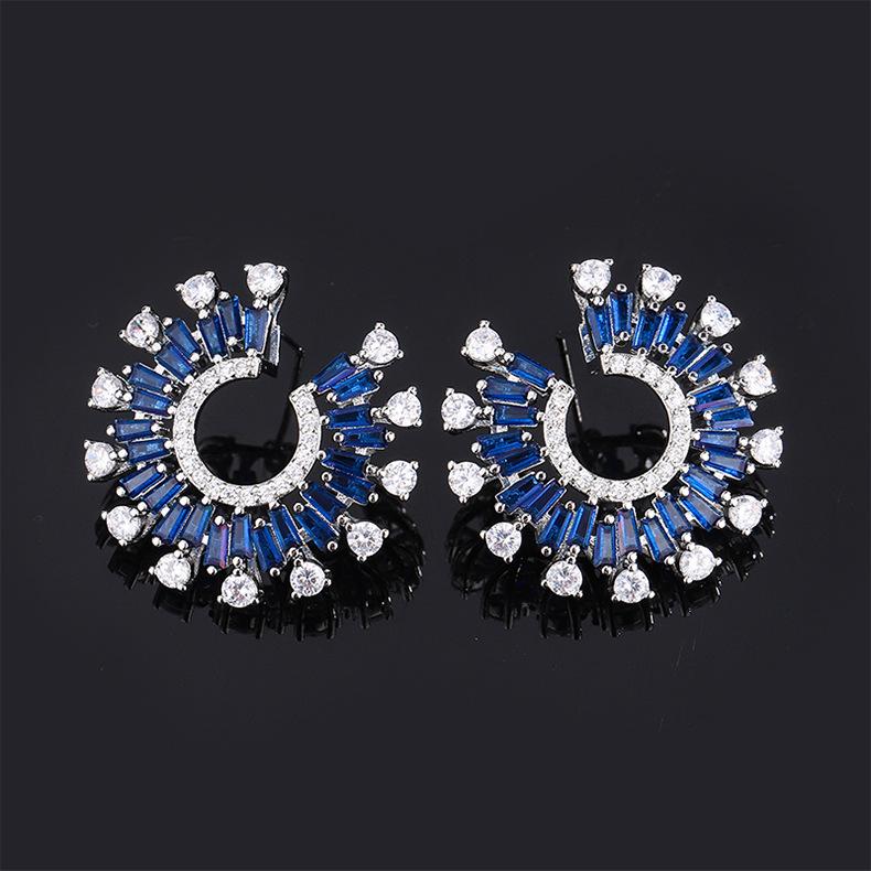 

Комплект модных аксессуаров в виде ювелирных украшений, серьги-кольца с микроинкрустацией цирконием, увеличенное широкое кольцо, живое кольцо.