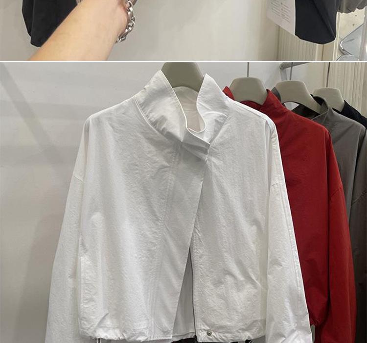 Dámská jarní krátká baseballová bunda v červené a krémově bílé/námořnické modré barvě se stojáčkem