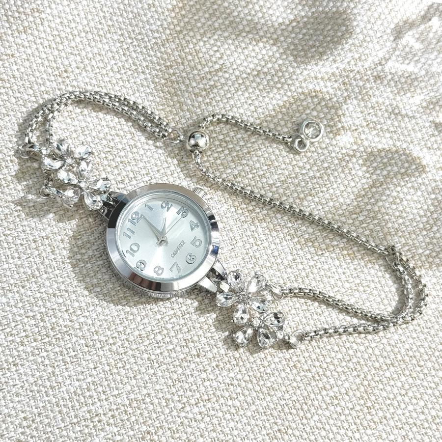 Diamond-set Flowers Colored Diamonds Simple Fashion Pull-up Bracelet Watch Ladies Watch