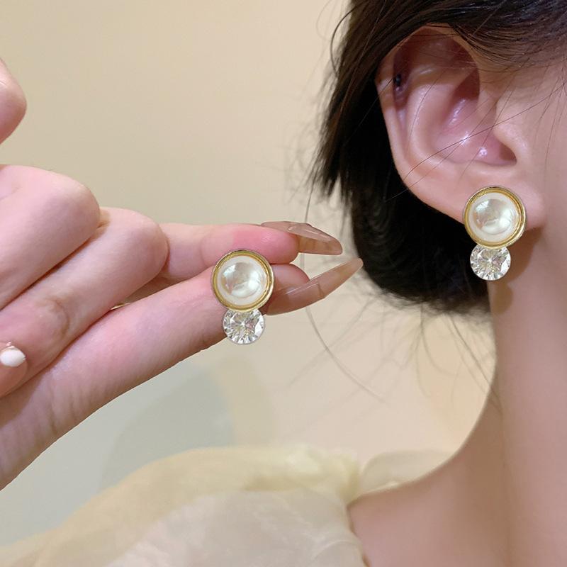 Round Zircon Pearl Mosquito Coil Disc Earclip, High-end Temperament Stud Earrings, Simple and Fashionable Versatile Earrings, Exquisite Earrings.