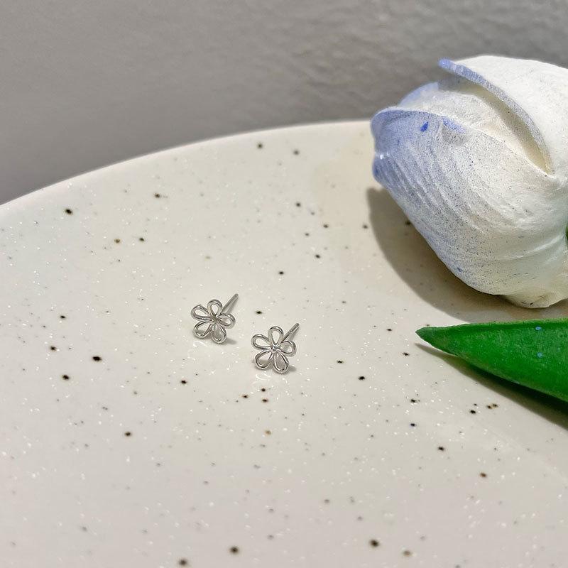 Brincos de Flor Pequena Vazada Brincos Pequenos para Mulheres Brincos Frescos Estudantis Fofos e Divertidos Verão