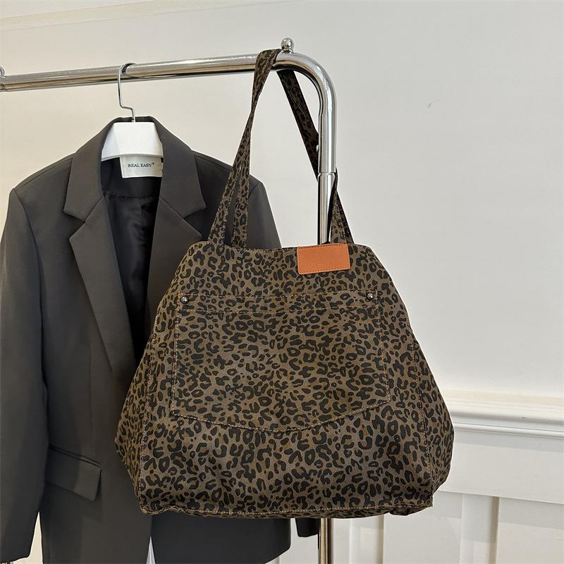 Fashion retro leopard print shoulder bag 2025 winter new personalized niche design simple literary tote bag