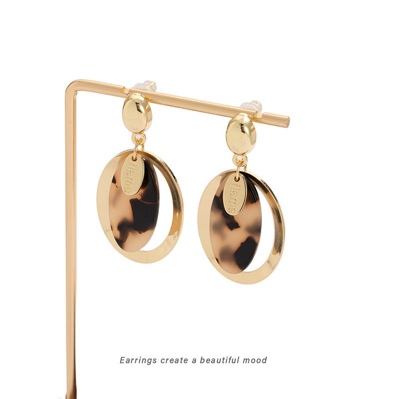 

Tortoise Shell Layered Oval Clip-On Earrings - Elegant No-Piercing Design