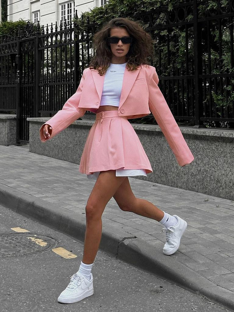 Zweiteiliges Anzugset - Outfit mit kurzem Rock und Blazer