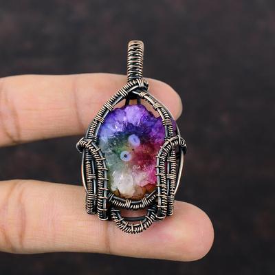 Ciondolo Drusa di Quarzo Solare Arcobaleno Avvolto in Filo di Rame Ciondolo Gioielli Fatti a Mano Ciondolo con Pietra Preziosa di Qualità Superiore Gioielli in Rame Regalo per Matrimonio