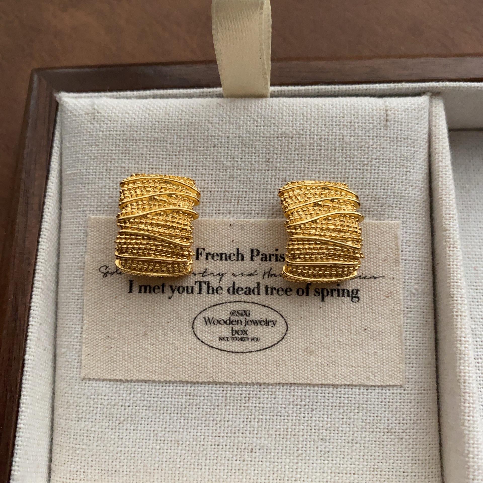 Retro exquisite weave texture metal C-ring earrings simple high-end sense light luxury unique cold wind daily earrings