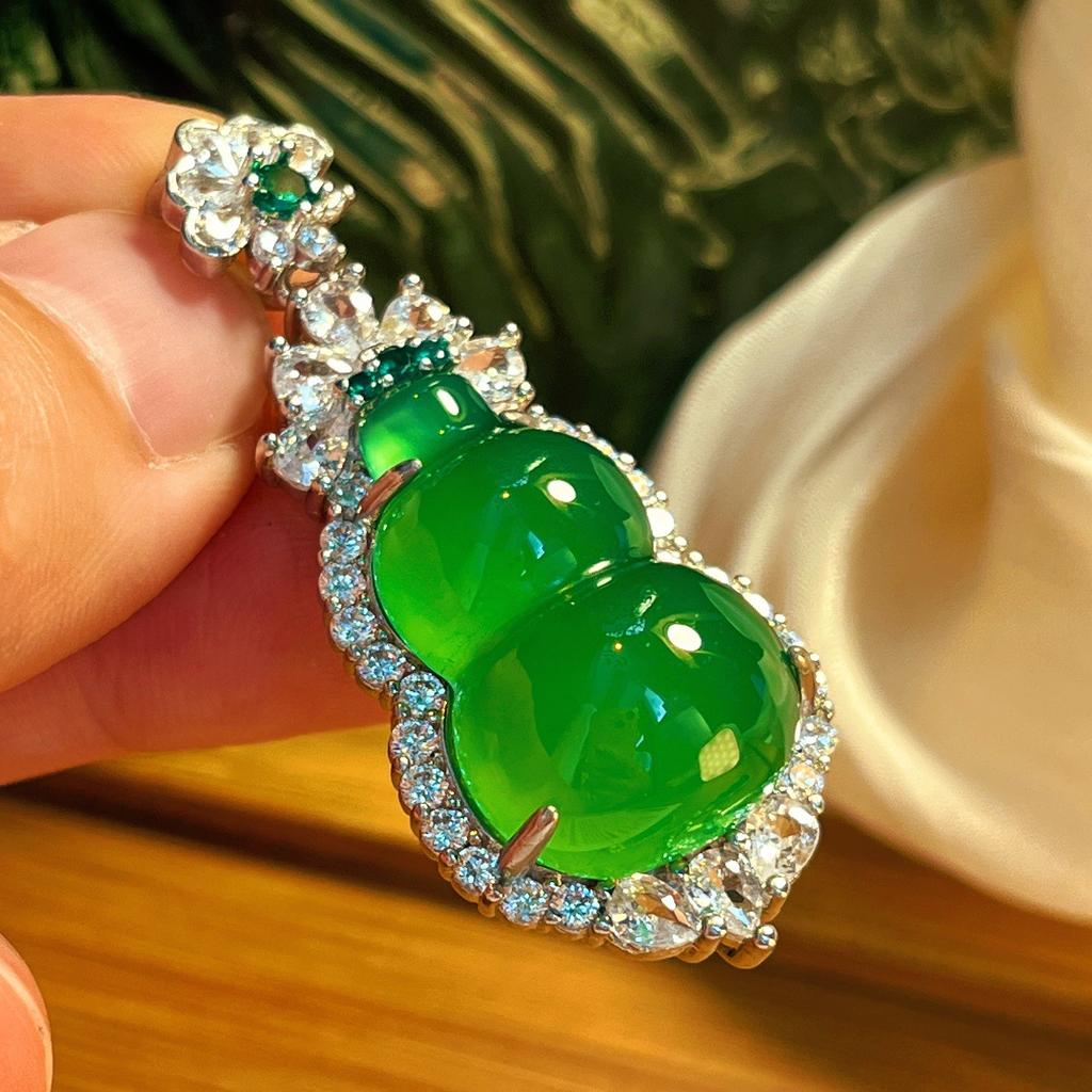 Full Green Yang Green Natural Agate Green Chalcedony Pendant Female Real Shot Fidelity