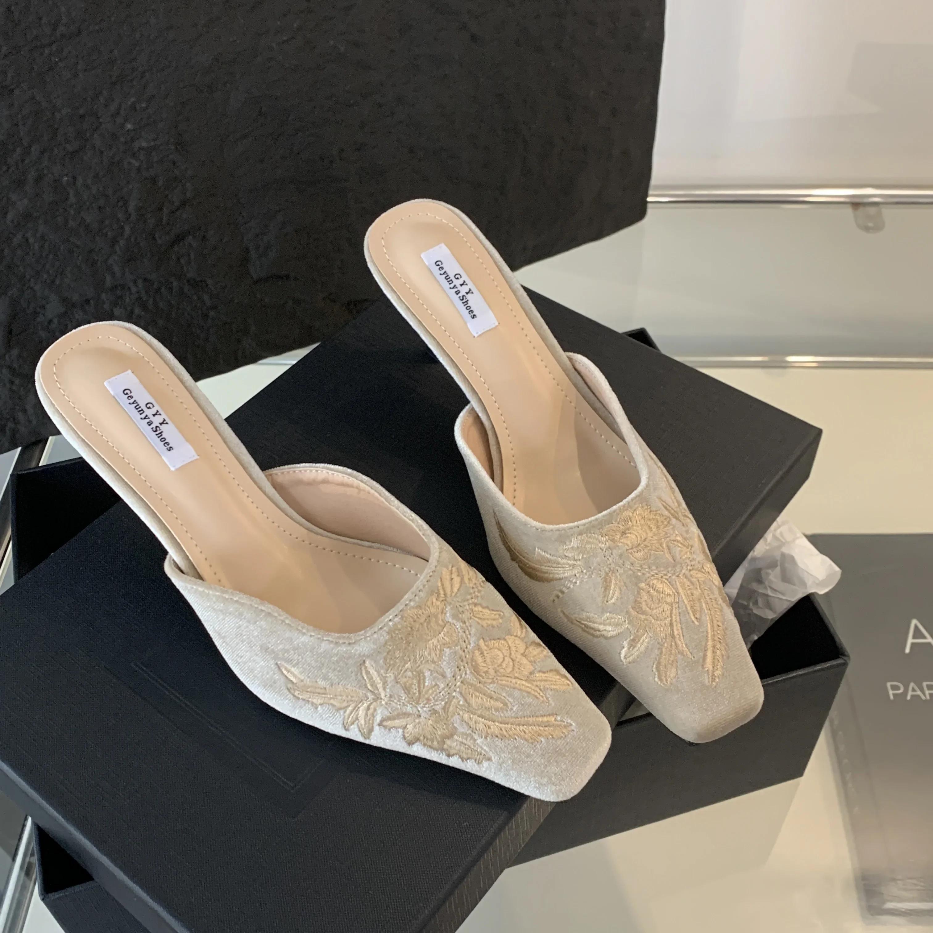 

Осенние модные женские тапочки с квадратным носком и вышитым цветком, замшевые тапочки на высоком каблуке, подиумная домашняя домашняя обувь 38