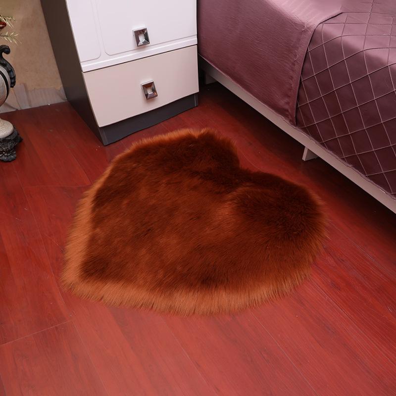 1pcs Mini Love Heart Rugs Artificial Wool Sheepskin Hairy Carpet Gorgeous Home Bedroom Decoration Carpets Soft Non-slip Mat