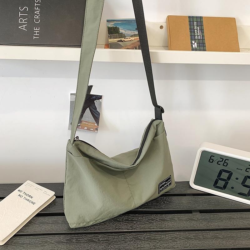 Today's popular simple and lightweight tote bag women's new niche class commuter bag shoulder messenger bag