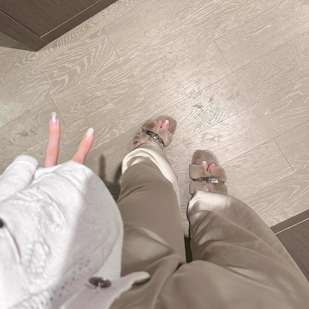 Women's Velvet Buckle Slippers - Korean Style, Furry, Thick, Autumn/Winter 2025 Collection.