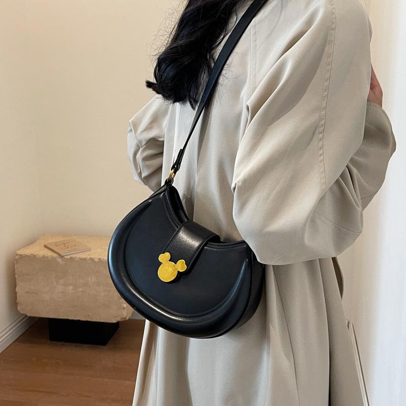 

Underarm bag women s 2025 new winter fashion saddle bag niche commuting versatile trend shoulder bag 22*9*13 чёрный