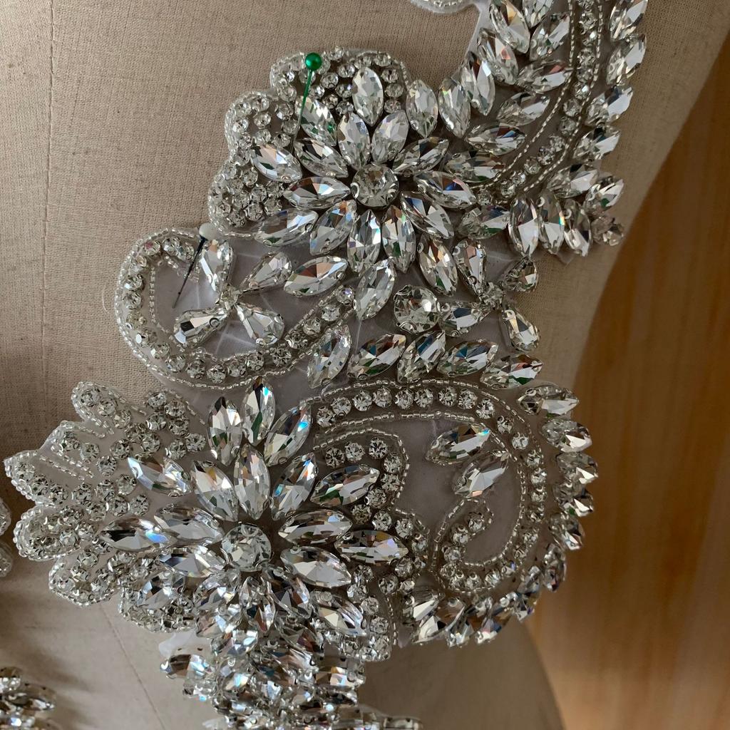 Designer's 3D Lace Floral Crystal Patch Hot-Fix Glass Applique for Tight Dress with Loose Rhinestones
