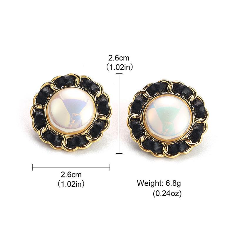 

Hepburn-Style Retro French Round Earrings: Light Luxury & Trendy Fragrance-Inspired Design