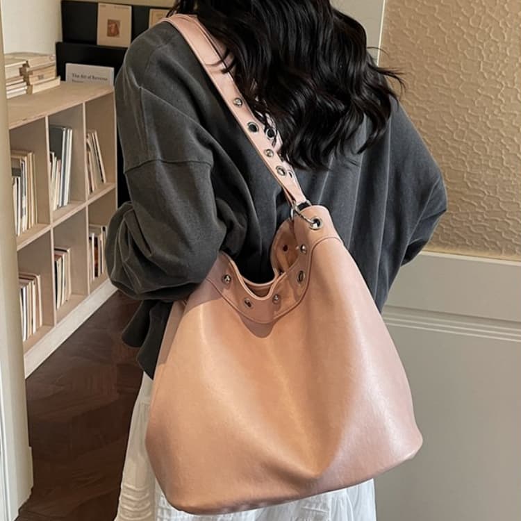 Rivet Decorative Large-capacity Bucket Bag Women's Shoulder Bag