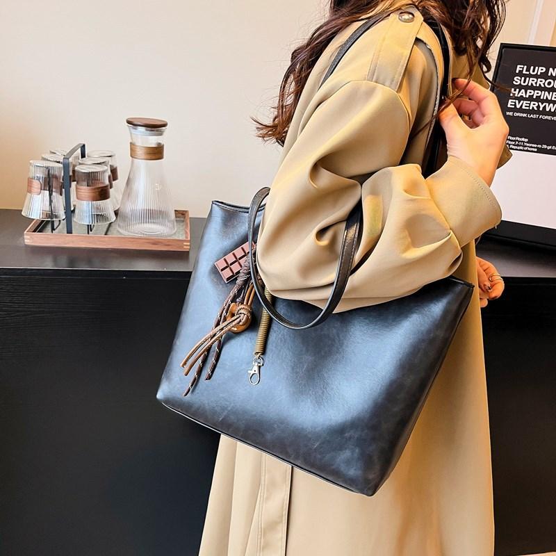 

Новая ретро однотонная сумка-тоут большой вместимости, модная женская сумка через плечо, мягкая полиуретановая сумка с надписью 30*11*25