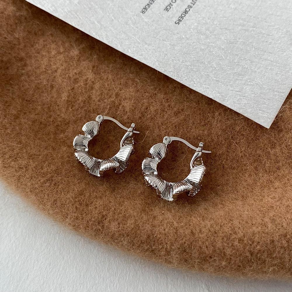 

Трехмерные плиссированные серьги-фризы C-образной формы, с медным покрытием из настоящего золота, нишевый дизайн, модная волнистая текстура.