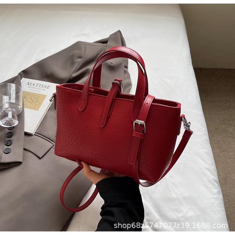 

High-end fashion super hot small bag women s 2025 new versatile crossbody bag summer hand-held tote bag small bag бордовый