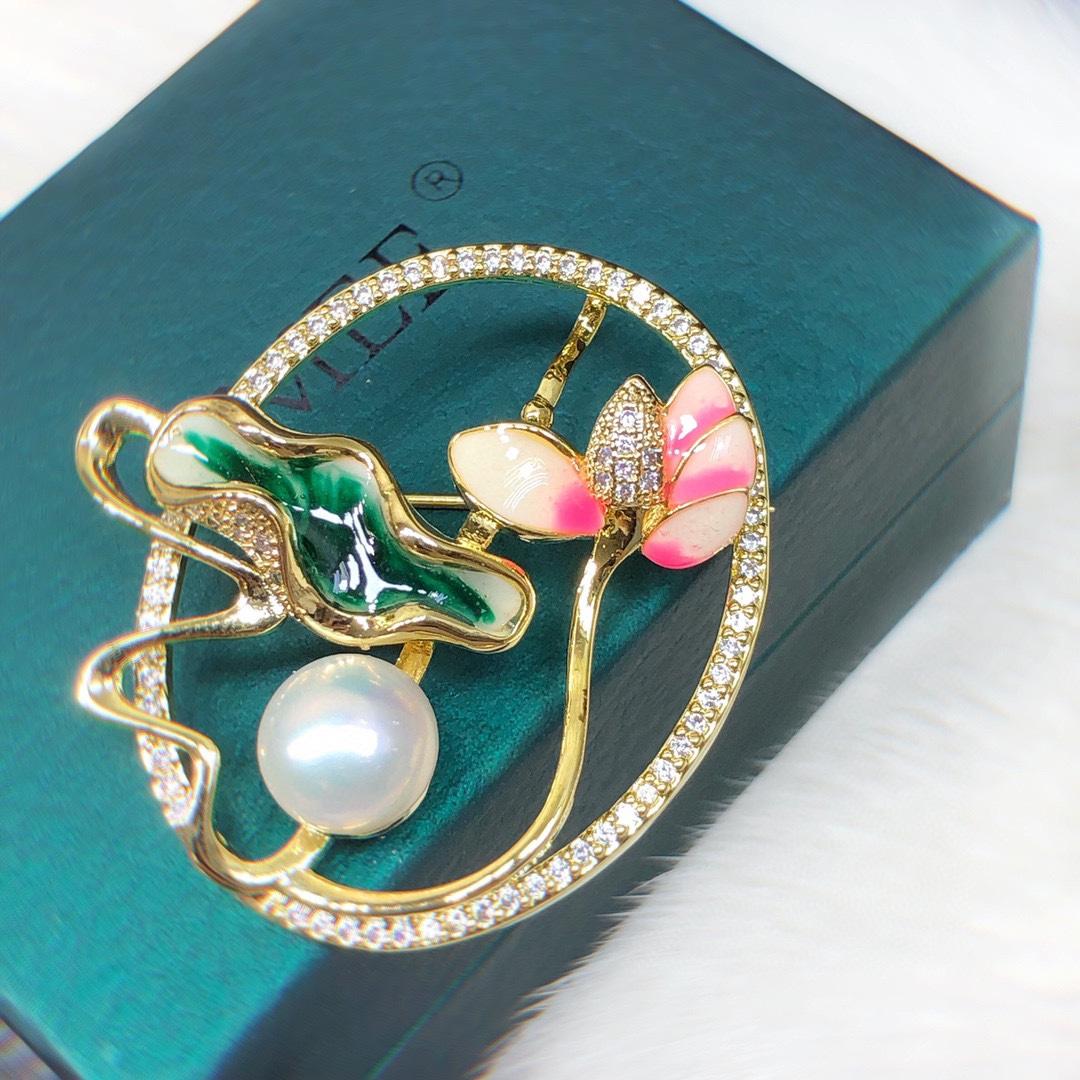 2022 New Lotus Pearl Brooches Female Retro Temperament Brooch Atmospheric Clothing Accessories Fashion Jewelry Women White Pearl&14K Gold Plated
