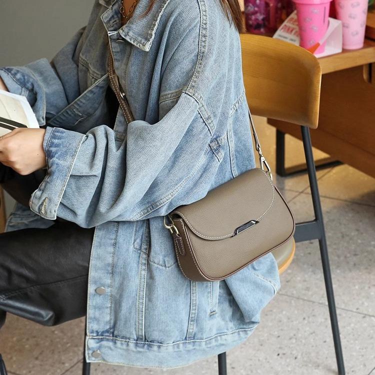 Geantă de mână din piele naturală pentru femei 2024: Geantă de umăr mică și elegantă din piele de vacă, cu curea lată